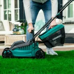 VONROC Set Tondeuse à Gazon 1300W Largeur De Coupe 32cm – Débroussailleuse 300W Diamètre De Coupe Ø230mm 9 VONROC Set Tondeuse à Gazon 1300W Largeur De Coupe 32cm – Débroussailleuse 300W Diamètre De Coupe Ø230mm -Tondeuse Et Accessoires Boutique 53098360 3